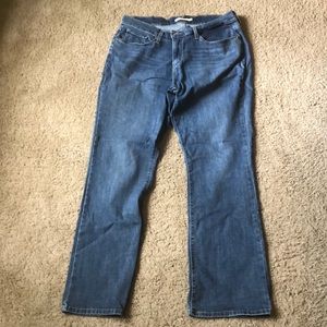 Curvy bootcut Levi jeans